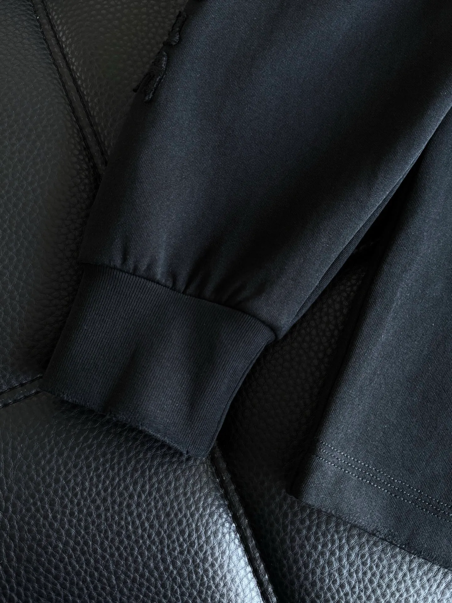P426 Chrome Hearte CH new cross horseshoe Chrome Heart Sanskrit three-dimensional patchwork show craftsmanship, washed and frayed, double-sided cotton fabric, custom-dyed in the same vat with special bold 32-count double-strand 1X1 thread. .Light luxury, a must-have item for daily commuting for men and women.  Color: Black White Size: M~3x Style No.: 3589